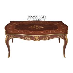 Table basse de luxe avec incrustations en bois artisanales et élégantes détails en laiton pour une décoration de salon classique - Product Image 1