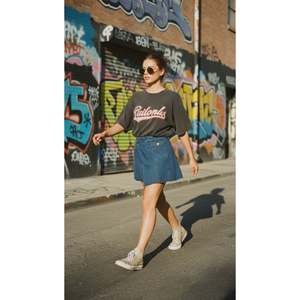 Jupe en jean asymétrique à ourlet effiloché, ornée d'une ceinture à boutons, coupe crayon décontractée et sexy, taille légèrement ajustée, idéale pour l'été, l'automne et l'hiver, disponible en plusieurs couleurs. - Product Image 2