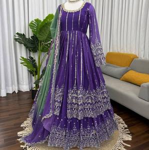 ชุดเดรสอนาร์กาลีสีม่วงปักลายอย่างดีสำหรับผู้หญิง พร้อมผ้าคลุมไหล่แบบออมเบร |   ชุดออกแบบสำหรับงานแต่งงานสไตล์ชาติพันธุ์ - Product Image 1