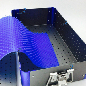 Bandeja de esterilización de aleación de aluminio con alfombrilla de silicona, organizador de instrumentos quirúrgicos autoclavable para uso dental y médico - Product Image 2