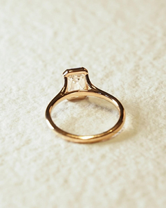 Bague de fiançailles vintage en moissanite taille émeraude avec sertissage de lunette en or massif minimaliste Solitaire Art déco pour femme - Product Image 3