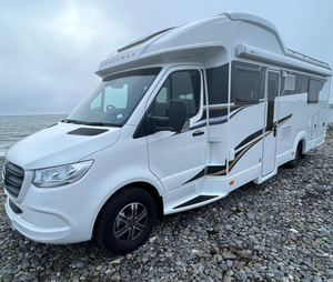 Camping-car de luxe 4x4 tout-terrain |   Camion-camping-car robuste pour expéditions |   Véhicule de camping tout-terrain diesel 4x4 avec panneaux solaires - Product Image 1