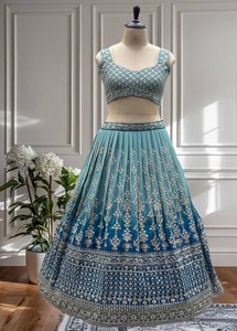 Este exquisito lehenga choli de tela georgette con motivos delicadamente cosidos a mano, patrones de micro lentejuelas, ideal para novias. - Product Image 5