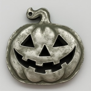 Decoración de calabaza de aluminio Premium, tallada a mano con acabado artístico de pátina, que ofrece un ambiente festivo de Halloween en refinado - Product Image 1