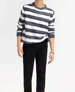 Suéter de Cuello Redondo de Manga Larga, Estilo Color Block en Blanco y Negro, Precio Económico, Moda, Talla Grande para Hombre - Product Image 4