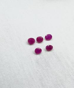 Piedra de Rubí Natural de 4x3 mm, Corte Facetado Johnson, Forma Ovalada, en Color Rojo Intenso - Product Image 2