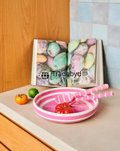 Accessoire vibrant de bol en résine fabriqué à la main écologique par Tradebyd pour les amateurs de design d'intérieur et les demandeurs de cadeaux - Product Image 1