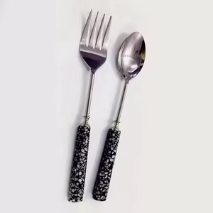 Serviette à salade en métal faite à la main cuillère et fourchette ustensiles de cuisine et service à salade de table avec poignée en résine noire - Product Image 1