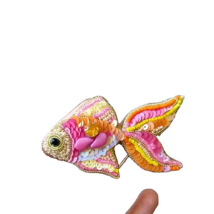 Porte-clés classique unique avec broderie à la main, motif de poisson perlé, porte-clés brodé sur mesure en provenance d'Inde - Product Image 1