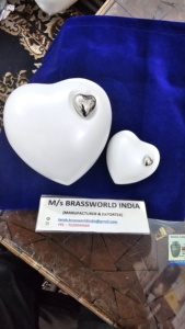 Venta al por mayor de urnas hechas a mano de alta calidad de artesanía personalizada de aluminio blanco y plata en forma de corazón mascota urna de cremación humana - Product Image 4