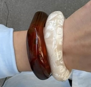 Bracelets élégants en résine pour femmes, finition polie, légers, bijoux de mode pour tenues décontractées et festives, résistants à l'eau, couleurs personnalisables - Product Image 4