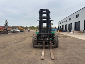 Chariot élévateur tout-terrain JCB 940 4x4 de 2019, capacité de levage de 9000 lb, moteur diesel JCB, cabine ouverte, fourches de 72 pouces - Product Image 2