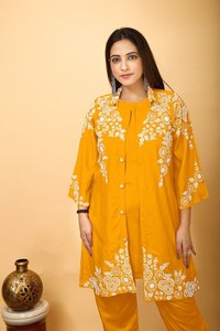 Chikan Kari estilo bordado trabajo pesado rayón tela estilo cultural occidental longitud media moda Kurti y parte inferior a precio mayorista - Product Image 2