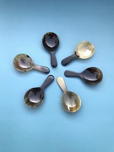 Cuillère en corne de buffle naturelle, fabriquée à la main et polie, parfaite pour servir des épices, des condiments ou pour une utilisation décorative sur la table, de haute qualité - Product Image 4