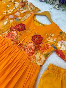 Robe Anarkali / Longue Robe de Soirée en Soie Georgette de Qualité Supérieure avec Motifs Faits Main sur le Col et les Manches pour Adulte – Confort Estival - Product Image 4