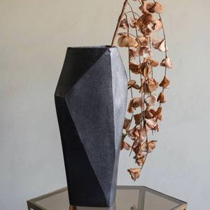 Vase à facettes en fonte d'aluminium noir charbon de bois fait à la main décor à la maison pièce d'accent décorative design intérieur contemporain moderne - Product Image 1