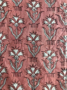 Tela de Algodón Estampada a Mano con Base Color Durazno y Motivos Florales Estilizados |   Textil con Motivos Tradicionales Indios - Product Image 4