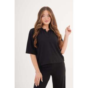 Blusa de Manga Corta con Cuello Camisero Negra para Mujer Lustrin, Diseño Moderno con Adornos para Uso Diario y Profesional - Product Image 1