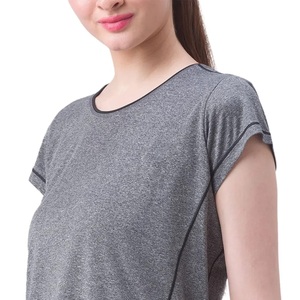 Camiseta deportiva de alto rendimiento, 90% poliéster, 5% spandex, con logo impreso personalizado, estilo de costura con ribete, para saltos, sentadillas y correr. - Product Image 5