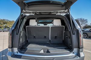 Escalade 2025 4WD Sport Platinum, moteur V8 de 6,2 litres, très bien équipé, peu modifié - Product Image 5