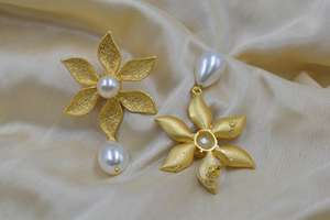 การออกแบบดอกไม้ที่ทําด้วยมือแบบดั้งเดิมเคลือบทองตกแต่งห่วงทองเหลืองหินสตั๊ดต่างหูสําหรับเด็กหญิงและสตรี - Product Image 4