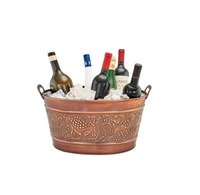 Grand seau à glace en cuivre fonctionnel à l'esthétique raffinée pour les hôtes haut de gamme recherchant un attrait antique dans les stations de boisson