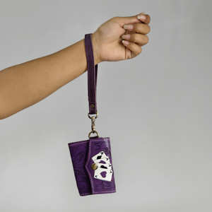 Porta Pasaportes de Cuero Genuino de Diseño, con Patrón Floral Grabado, Cierre de Botón, Correa Única, para Uso Diario de Mujeres, Corto, Venta al Por Mayor - Product Image 1