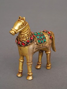 Objet de table en laiton tendance pour table basse, bureau d'étude, étagère d'entrée, accent décoratif moderne pour une maison élégante - Product Image 2