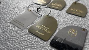 Étiquettes volantes personnalisées de marque 3D écologique de qualité supérieure en cuir imprimé de logo pour emballage de luxe vêtements chaussures sacs accessoires - Product Image 3