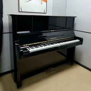 Piano droit Yamaha UX2 noir pour musiciens professionnels, d'occasion, fabriqué au Japon, en bois massif, 88 touches, UX UX1 UX2 4226851 - Product Image 1
