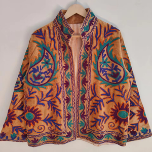 Chaqueta Suzani de Terciopelo Bordada a Mano para Mujer, Chaqueta Bohemia de Terciopelo Única, Prenda Exterior Elegante de Invierno, Moderna y a la Moda - Product Image 1