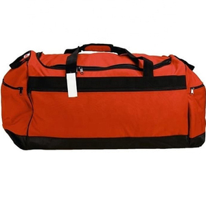 Routine de gym quotidienne avec un sac de sport conçu en matériau résistant, des bretelles rembourrées et plusieurs compartiments pour l'équipement de fitness. - Product Image 2