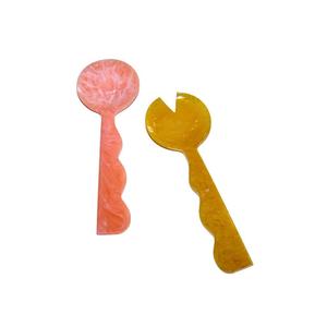 Élégant ensemble de couverts à poignée en résine avec finition en marbre pastel, parfait pour la maison et les cadeaux de table chic - Product Image 2