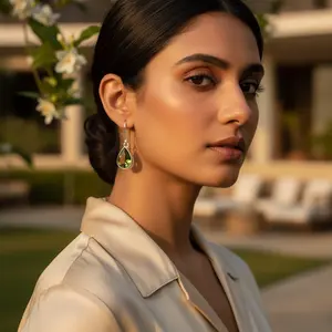 Boucles d'oreilles pendantes en or 18 carats plaqué or avec perle en forme de larme et diamants pour femmes - Bijoux - Product Image 3