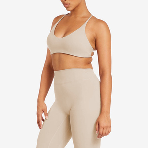 Ensemble de sport 2 pièces grande taille pour femme : soutien-gorge de sport rembourré et short de sport taille haute avec poches - Product Image 1