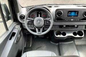 รถตู้โดยสาร Mercedes-Benz Sprinter 2500 ปี 2023 รุ่น 144 นิ้ว แบบ 3 ประตู สภาพดี ใช้งานน้อย พร้อมเครื่องยนต์กำลังสูง - Product Image 6