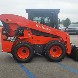 ห้องโดยสารรถตักขนาดเล็ก เบาะนั่งสีดำ รถตักล้อยาง Kubota รุ่น SVL65-2 เครื่องยนต์ดีเซล - Product Image 3