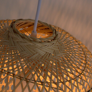 Abat-jour de plafond en bambou conçu comme une cage de lampe décorative avec un tressage naturel et une structure à cadre ouvert - Product Image 3