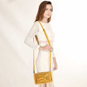 กระเป๋าสะพายคาดลำตัวหนังนิ่มงานประดิษฐ์จากตะวันตก - Product Image 3