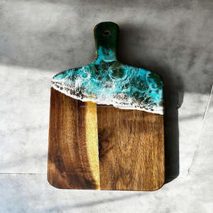 Tabla de cortar de resina con línea de resina translúcida a través de madera dura hecha a mano para cortar y servir comida gourmet - Product Image 3