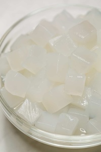 เวียดนามสแควร์ cube Nata De Coco สําหรับทําน้ําผลไม้และเครื่องดื่มเยลลี่มะพร้าวรสหวานและอร่อยพร้อมน้ําเชื่อมจากข้อมูลทองคํา 99