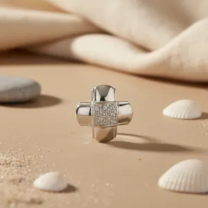 Elegante Colgante de Cruz con Circonitas y Baño de Oro para Joyería Religiosa Diaria de Mujer - Product Image 1
