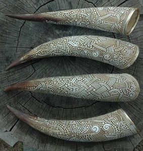 Corne à boire Viking festive fabriquée à la main pour l'hydromel et la bière parfaite pour les fêtes de Noël et les acclamations des fêtes - Product Image 1