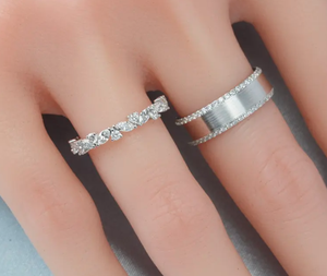 Superbe bague de fiançailles en diamant Moissanite 100% avec bande en or jaune magnifique pour les fêtes - Product Image 4