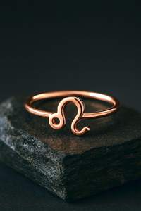 Anillo de Plata de Ley 925 Chapado en Oro de 14k con Signo del Zodiaco Leo, Anillo Ajustable Minimalista con Signo del Zodiaco, Joyería Astrológica, Regalo para Mujer - Product Image 3