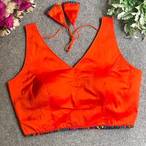 Chemisier a uni avec une belle dentelle de travail colorée moti V-Neck Blouse matériel lourd banarasi soie avec manche de 10 pouces attachée - Product Image 3