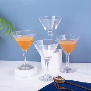 Ensemble de 4 verres à cocktail en cristal de luxe classique, en céramique borosilicate haute qualité, avec logo personnalisé, design créatif pour utilisation avec du lait - Product Image 1