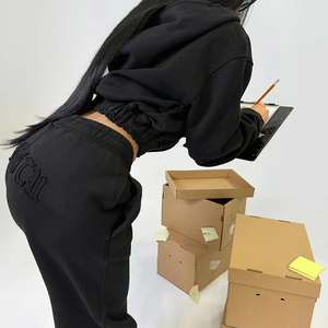 Conjunto Deportivo Personalizado para Mujer, Sudadera con Capucha y Pantalones Deportivos con Bordado Desgastado Rosa, Traje Deportivo Informal - Product Image 4