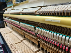 Piano Vertical Acústico de Lujo Profesional Yamaha U3C en Oferta, Usado, con Estilo Mecánico - Product Image 4