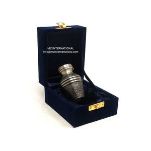 Belles urnes souvenirs en laiton classiques stipes pour cendres humaines - Product Image 3